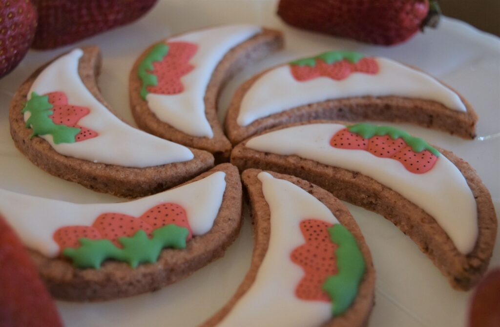 strawberry moon cookies royal icing, decorating, spiral, red, baking, recipes, dessert
