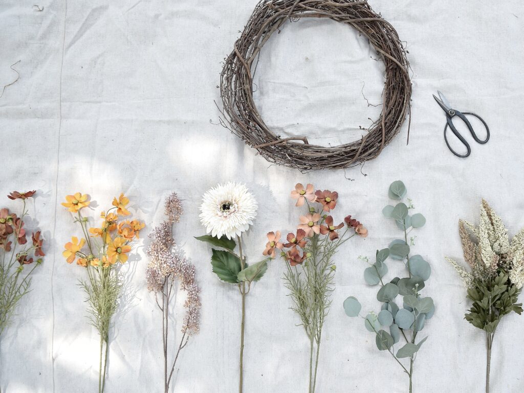 handmade fall wildflower wreath, black door, crafts, decor, neutral, cottagecore, muted tones color palette, floral, wreath making, how to, tutorial, wood back drop, farmhouse